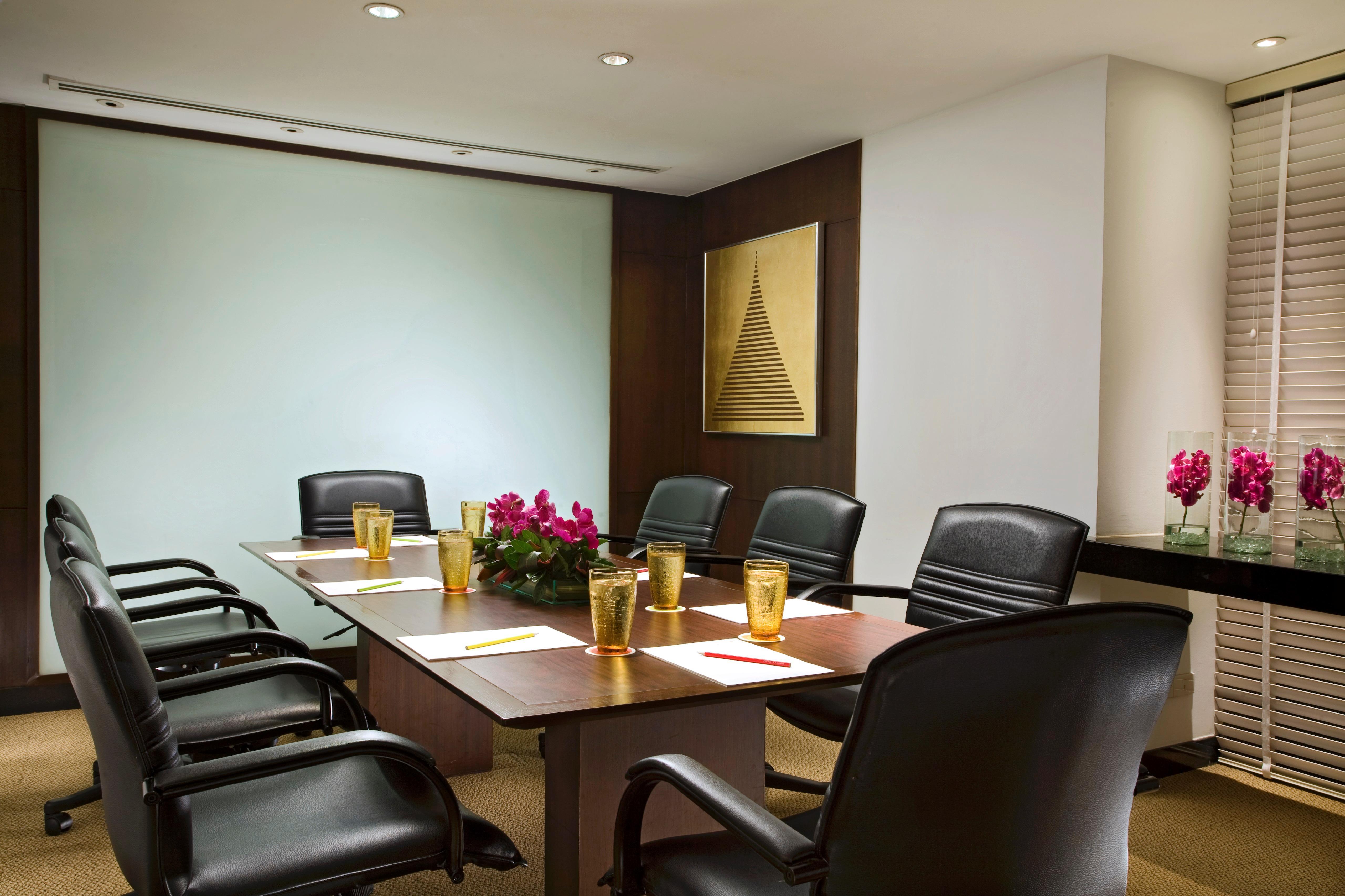 Nh Bangkok Sukhumvit Boulevard Eksteriør billede A boardroom at a hotel
